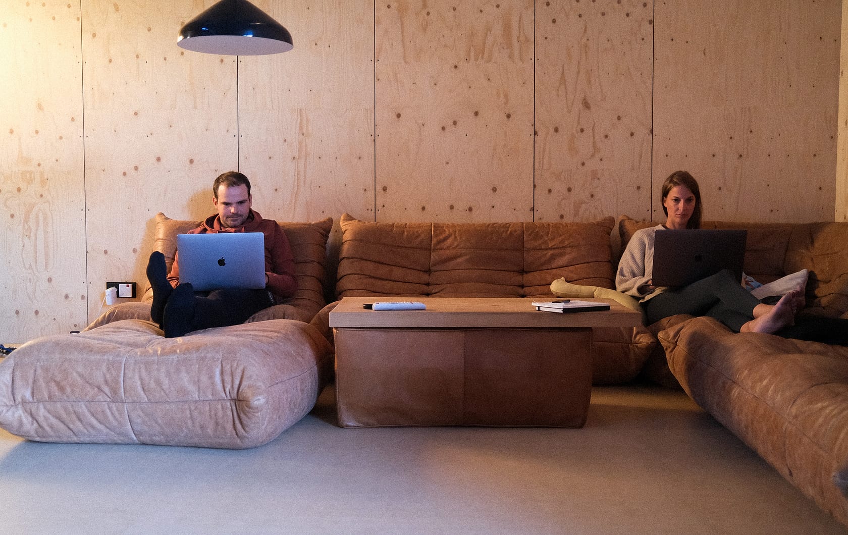 Benni und Anka auf der Couch bei der Workation