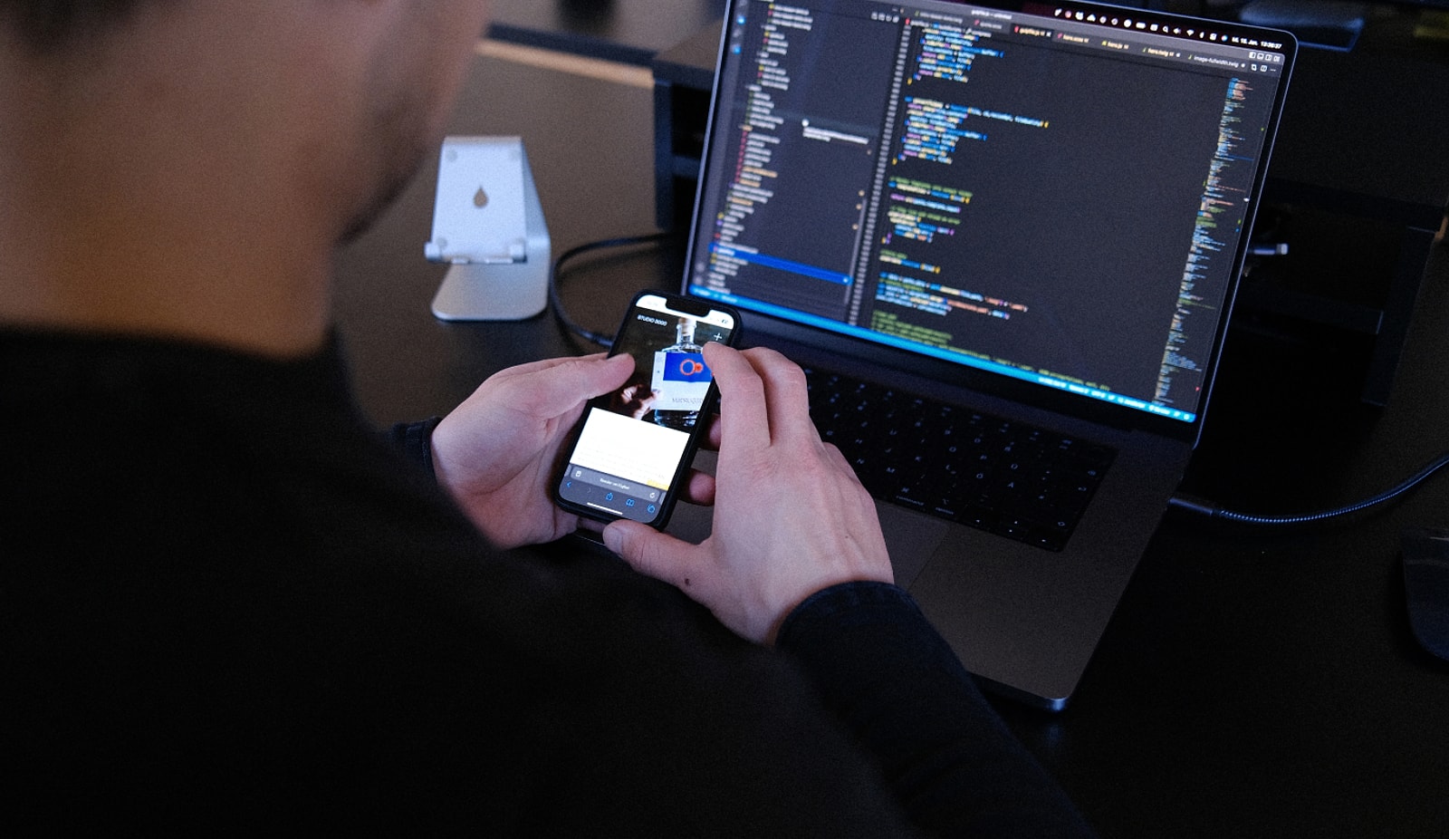 Benni codet Websites und testet verschiedene Geräte