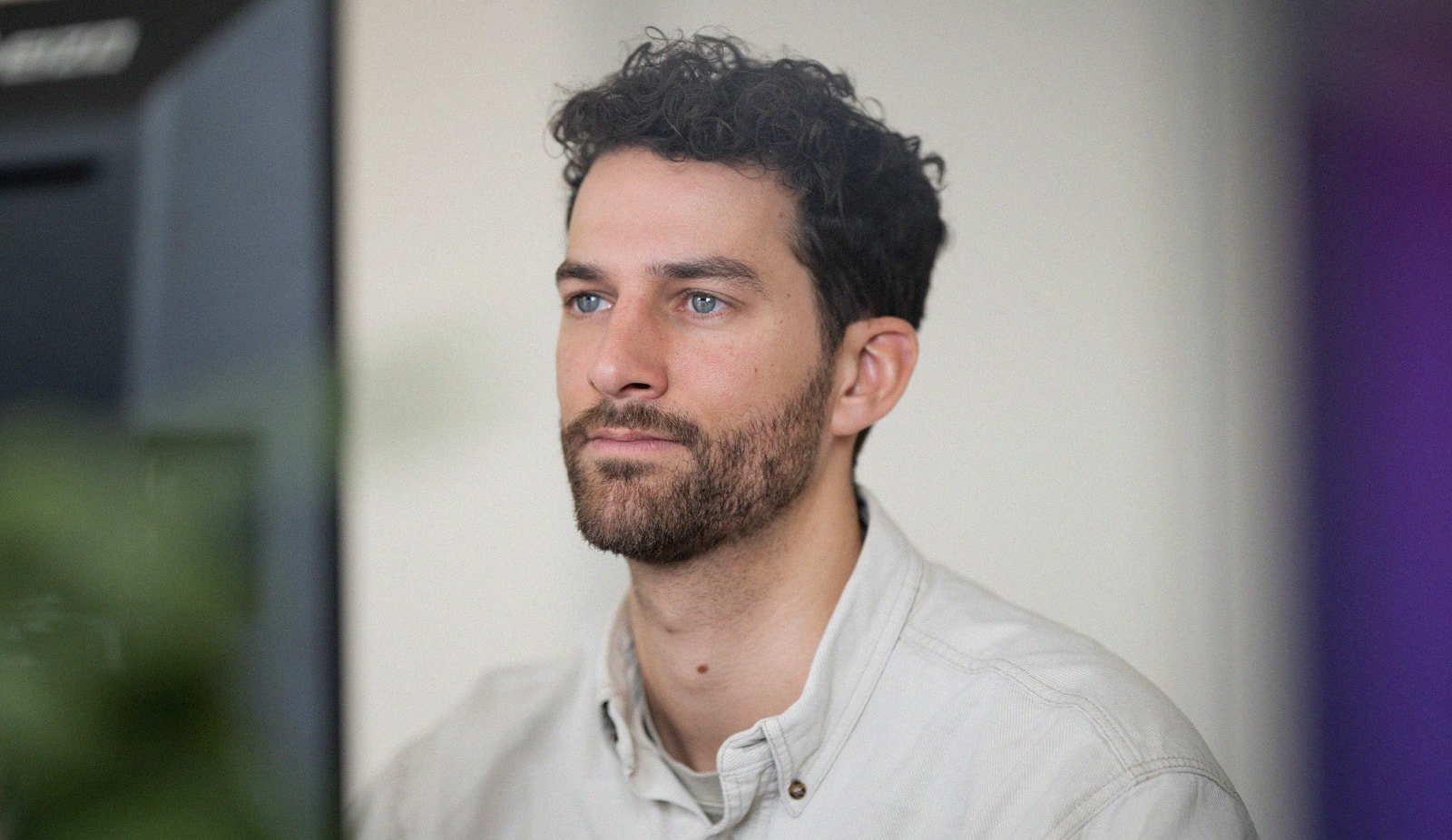 Felix arbeitet konzentriert am Rechner